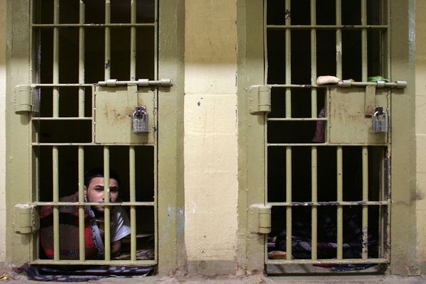 محكمة النجف تصدر أحكاماً مؤبدة على ثلاثة تجار مخدرات