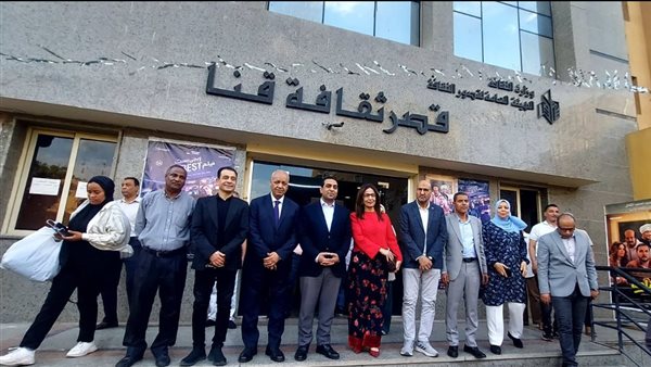 وزيرة الثقافة تزور مكتبة الطفل والشباب بمنطقة المعنّا في قنا