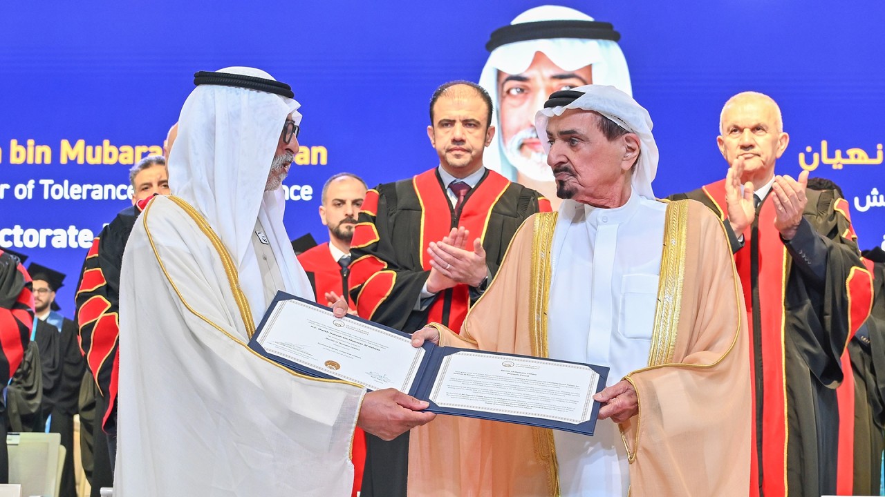 حميد بن راشد يمنح نهيان بن مبارك درجة الدكتوراه الفخرية