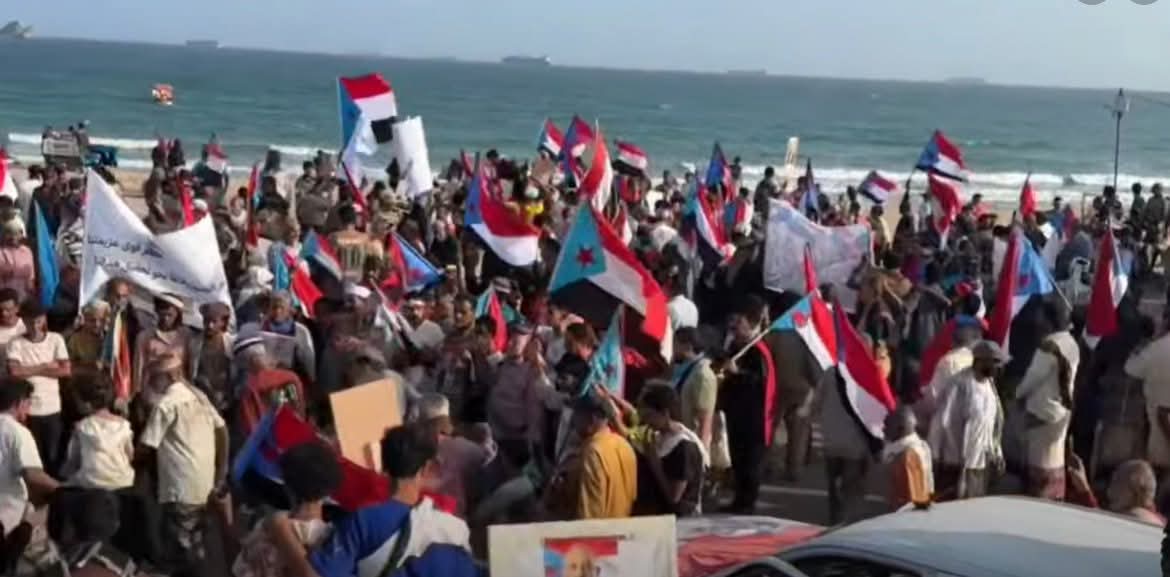 عدن تشهد مسيرة راجلة حاشدة دعماً للانتقالي وتنديدا بالانتهاكات في حضرموت وشبوة