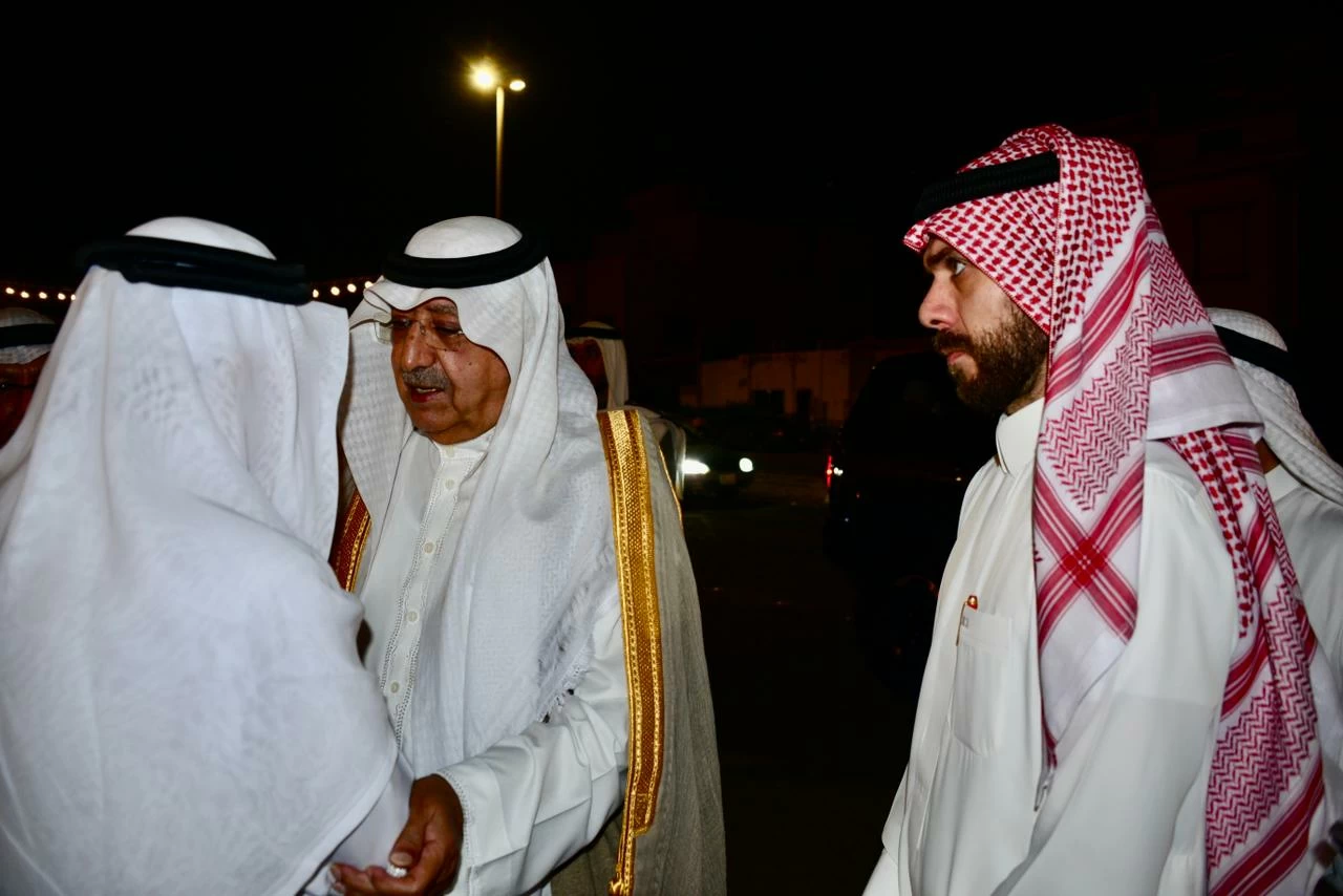 فيصل بن عبدالله يُعزي آل قطان في فقيدهم
