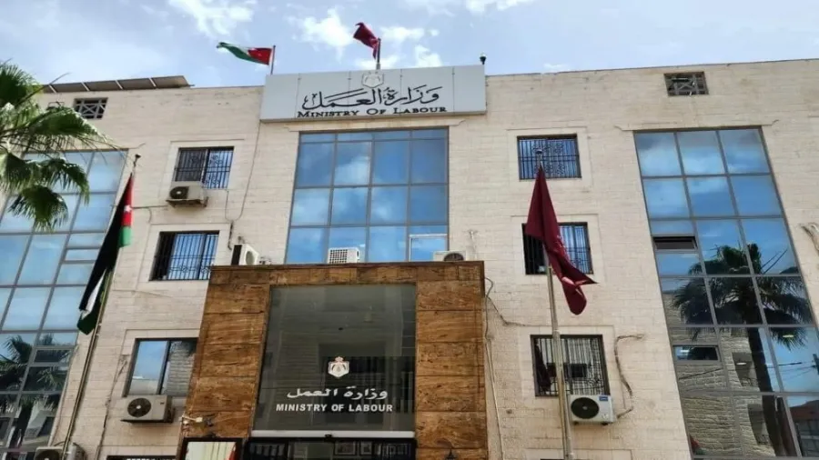 وزارة العمل تدعو القطاع الخاص للتماهي مع قرار الحكومة بتأخير دوام العمال دعما للمنتخب الوطني