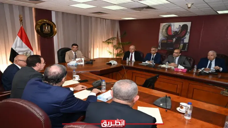 وزير الصناعة يبحث مع اتحاد الصناعات المصرية وممثلي غرفة البترول والتعدين سبل تعظيم الاستفادة من الخامات التعدينية