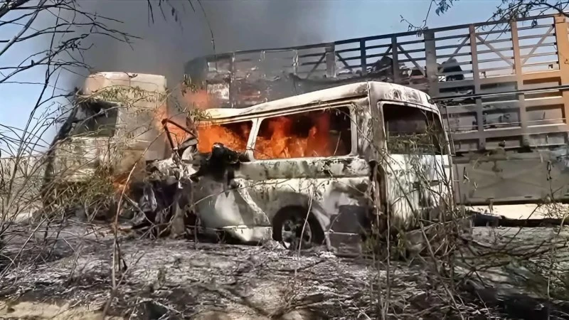 تفحم 11 يمنيا إثر تصادم قاطرة نقل وحافلة في أبين