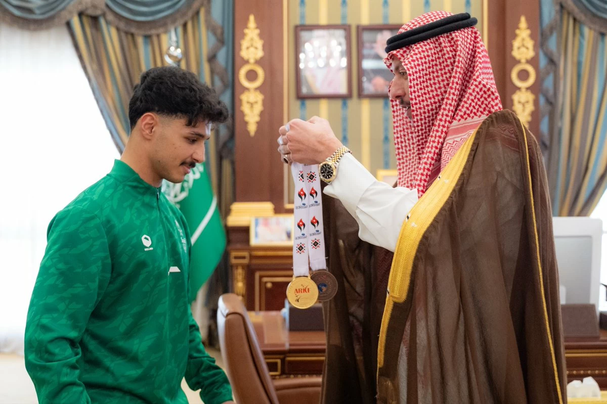 نائب أمير المدينة يستقبل بطل الكاراتيه ويشيد بإنجازاته المحلية والدولية