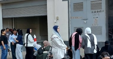 ربنا يجعلكم الصعب سهل.. دعوات الأمهات تسبق الطلاب إلى لجان الثانوية العامة