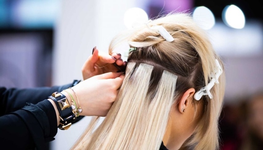 سموم في خصلات التجميل.. ماذا تخفي وصلات الشعر عن المستهلكين؟