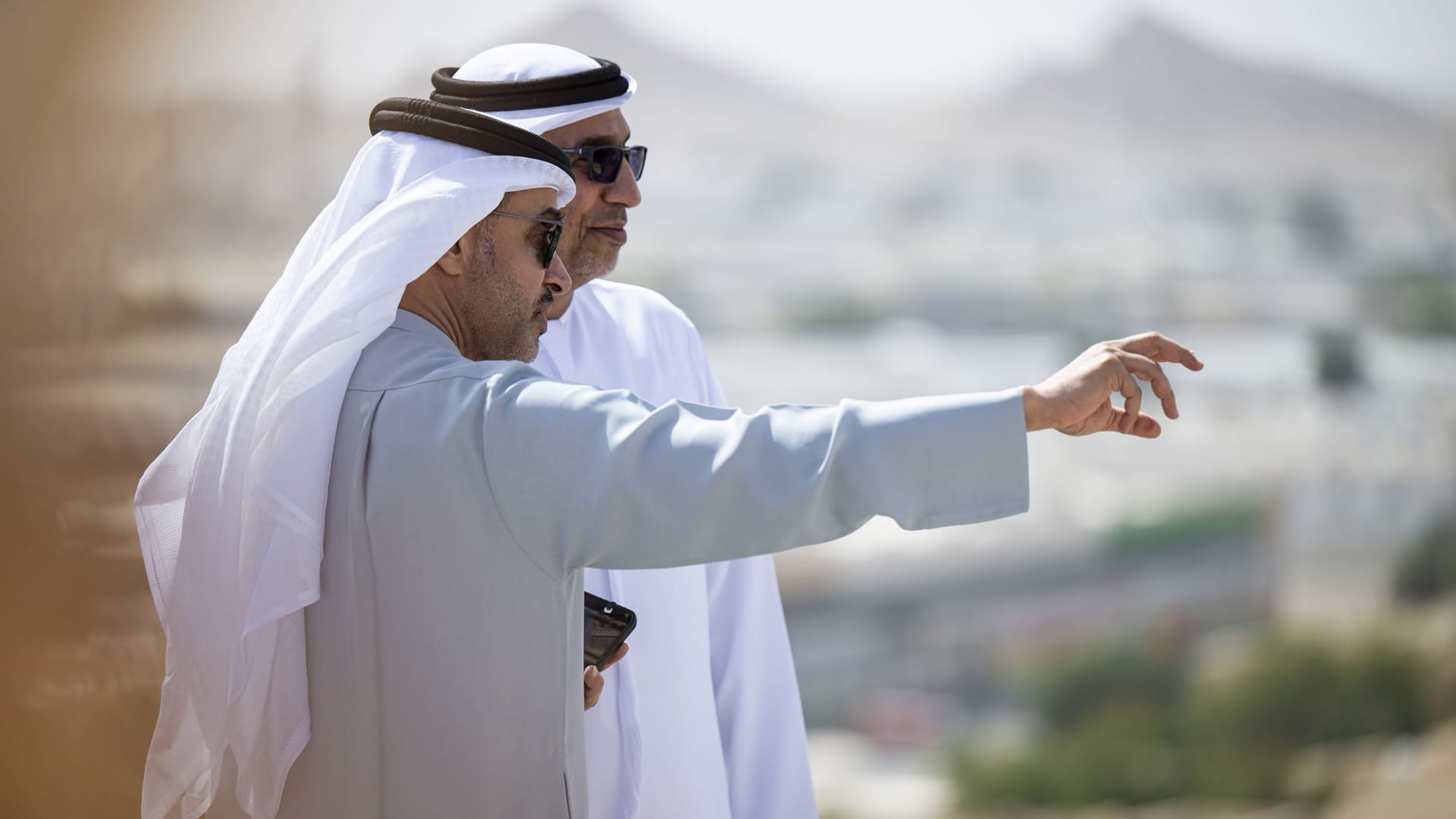 هزاع بن زايد يطَّلع على المشاريع التطويرية في منطقة العين