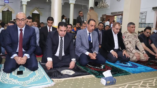 محافظ سوهاج ومدير الأمن يؤديان صلاة عيد الفطر المبارك بمسجد "الشرطة"