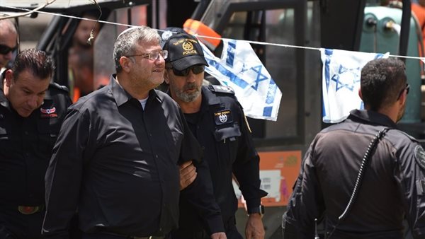 بن غفير يتفقد سجن عوفر ويشرف على عملية التنكيل بالأسرى الفلسطينيين