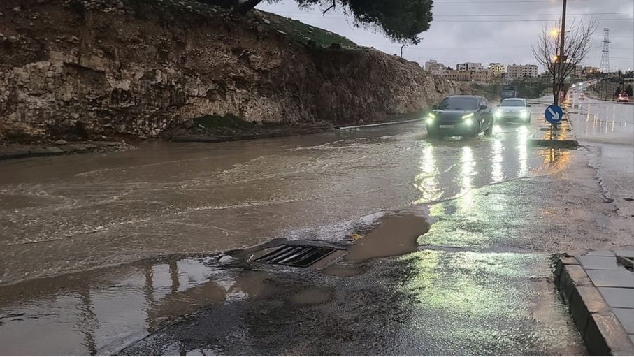 أمطار غزيرة ورعدية وتحذير من السيول...