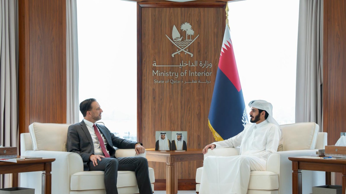 ‫ وزير الداخلية يجتمع مع السفير الكندي