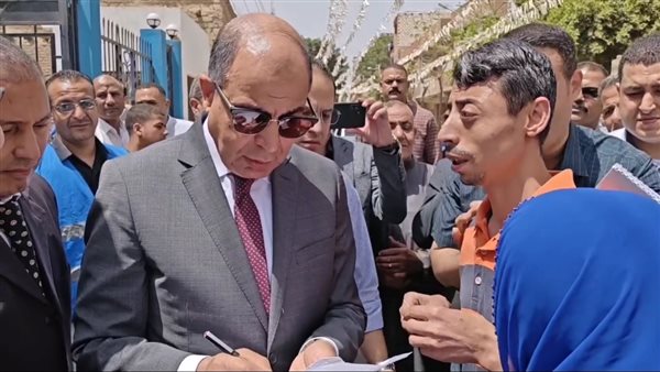 محافظ المنيا يستجيب لمواطن كفيف ويوفر له فرصة عمل وكشك (فيديو)