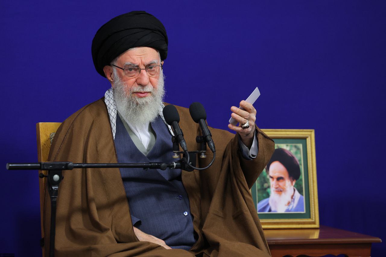 الامام الخامنئي: الشعب الايراني دعم الجمهورية الاسلامية ورفع رأس بلاده عاليا وأدخل اليأس الى قلوب الاعداء