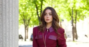 هنا الزاهد تتألق بالأحمر الداكن