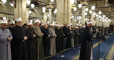 الآلاف يتوافدون إلى الجامع الأزهر لأداء صلاتى العشاء والتراويح بالقراءات العشر