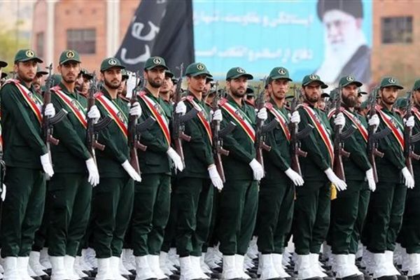 الجيش الإيراني: مراكز دعم حاملة الطائرات جيرالد فورد هدف مشروع لنا