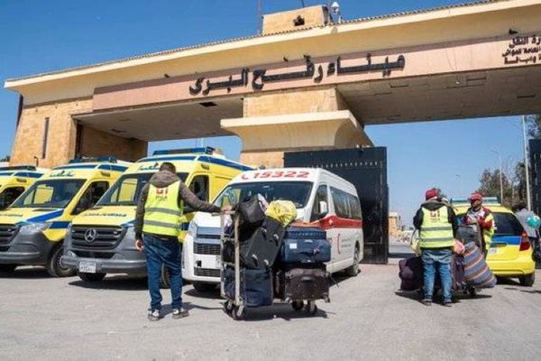 معبر رفح البري يستقبل دفعة جديدة من العائدين الفلسطينيين إلى غزة