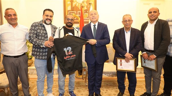 محافظ القاهرة يكرم عددا من شباب المطرية (صور)