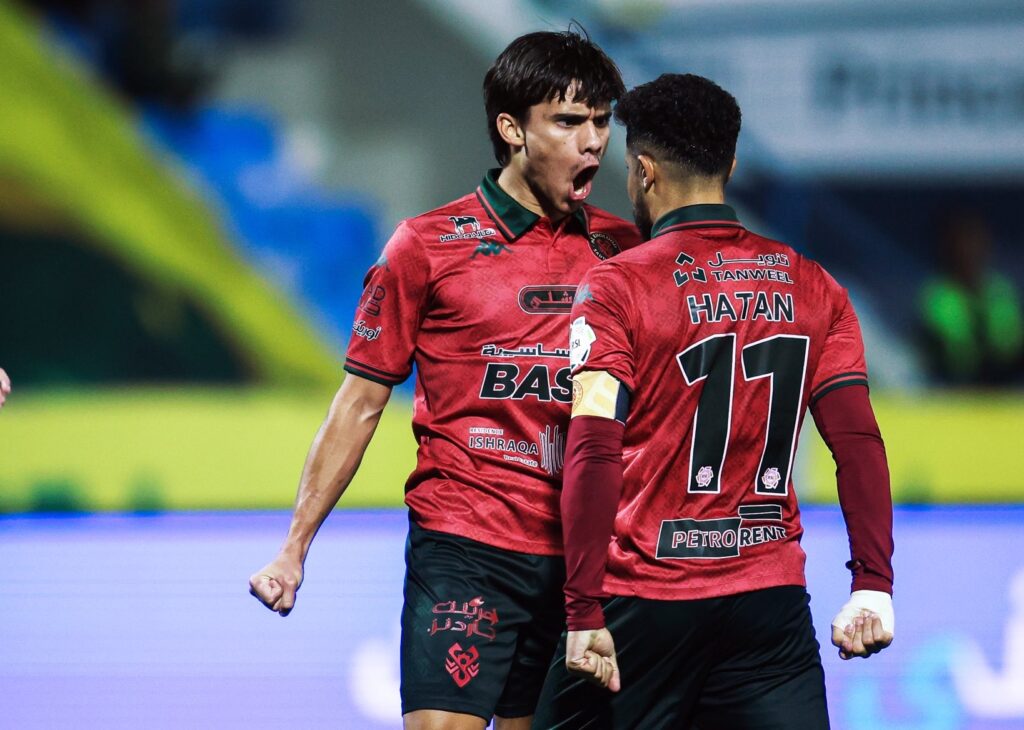 الخلود يصعق الخليج في الوقت القاتل