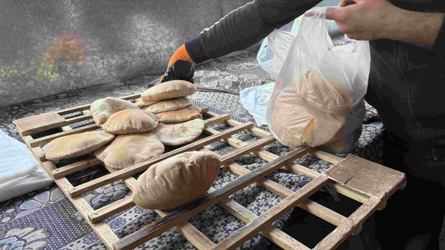 مبادرة من نساء غزيات لإعداد الخبز وتوزيعه مجانا على النازحين- (شاهد)