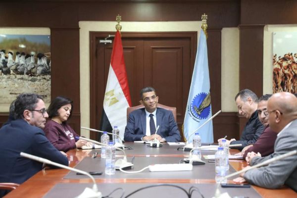 محافظ البحر الأحمر يستقبل وفد غرفة المنشآت الفندقية لبحث معوقات القطاع وتعزيز التعاون المشترك