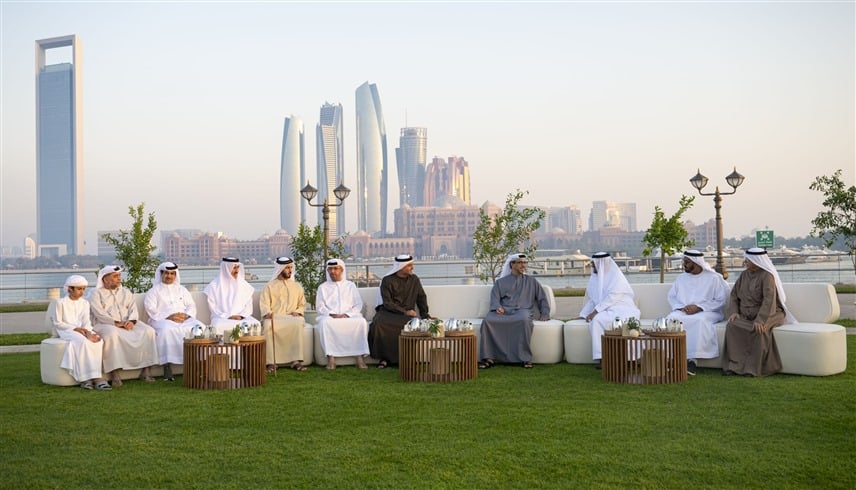 منصور بن زايد يشارك موظفي ديوان الرئاسة والسلك القضائي وقطاع التعليم مأدبة إفطار رمضانية