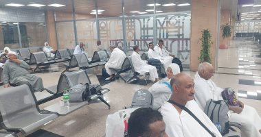 فرحة وسعادة حجاج الأقصر فى المطار قبل ذهابهم إلى الأراضى المقدسة