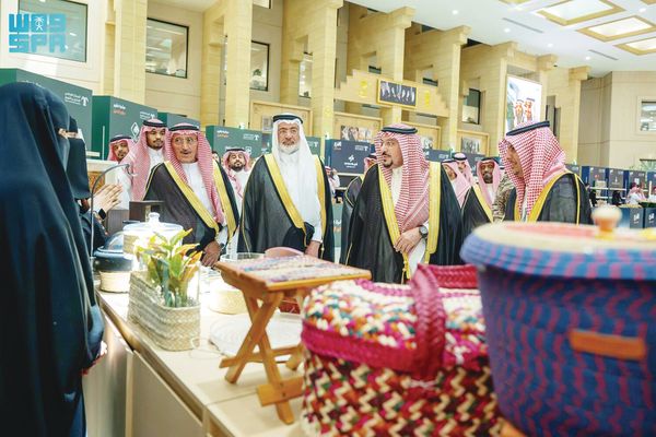 أمير القصيم يُدشِّن معرض "اقدع بالتمر أفضل"