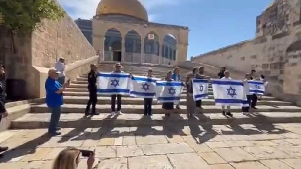 محافظة القدس : رفع أعلام الاحتلال في الأقصى انتهاك واضح للقانون الدولي