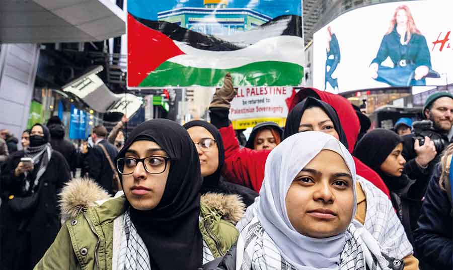 انقلب السحر على الساحر: ترامب حشر نفسه في حرب لا يستطيع الخروج منها