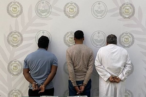 القبض على هنديين ومواطن لترويجهم (7) كجم "حشيش" في عسير