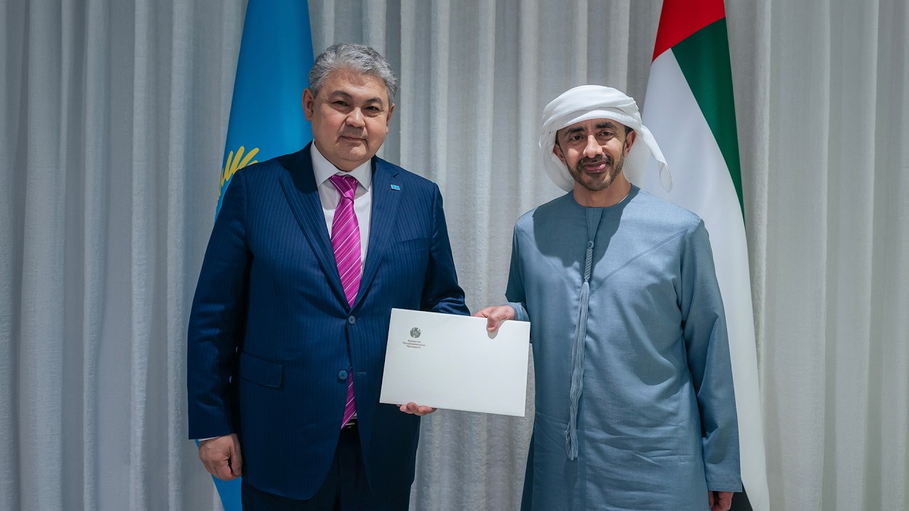 رئيس الدولة يتلقى رسالة من رئيس كازاخستان تسلمها عبد الله بن زايد