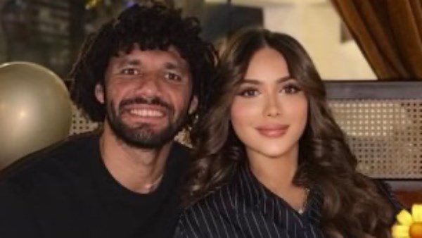 محمد النني يحسم الجدل ويوضح حقيقة انفصاله عن زوجته المغربية