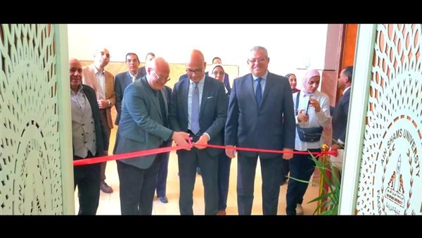 رئيس جامعة عين شمس يتفقد المعامل التطبيقية والمناحل بكلية الزراعة
