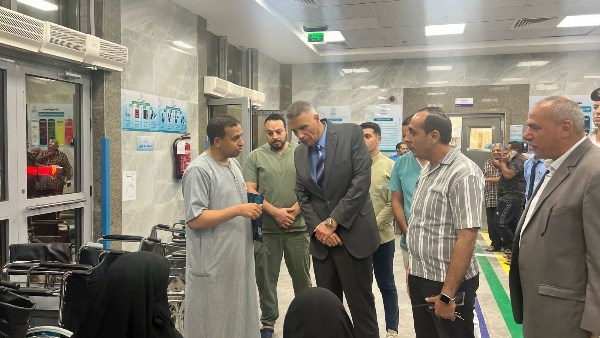 جولة ليلية مفاجئة لمحافظ جنوب سيناء داخل “الفيروز الطبي”