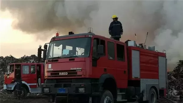 المعاينة تكشف سبب حريق سيارة نقل بالطريق الإقليمي في حلوان