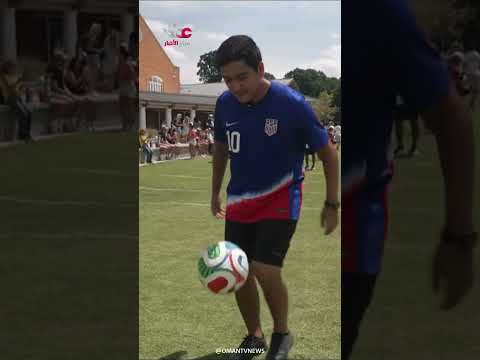 عشاق كأس العالم يحاولون تحطيم رقم قياسي عالمي في تنطيط الكرة بشكل متزامن