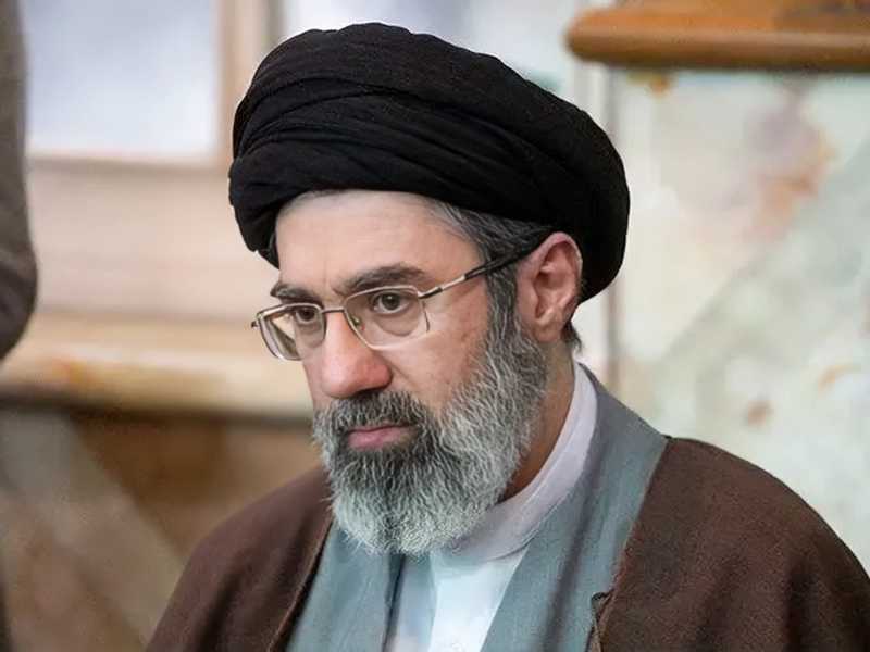 نيويورك تايمز: وجه مجتبى خامنئي وشفتاه تعرّضت لحروق بالغة