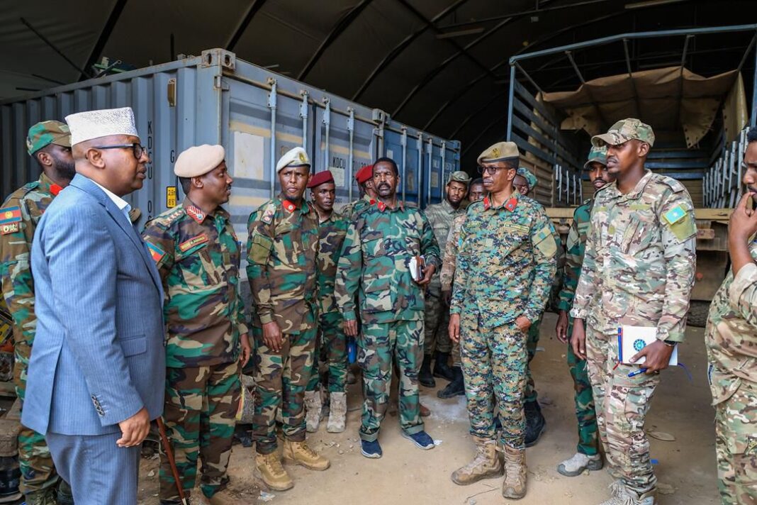 وزير الدفاع الصومالي وقائد الجيش يتفقدان مواقع عسكرية في بيدوا