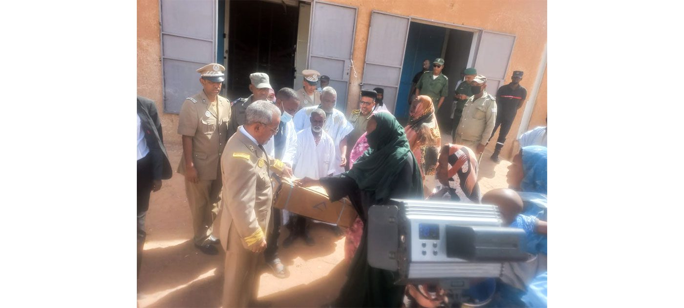 والي لعصابه يشرف على توزيع 20 طنا من الأسماك في كيفه