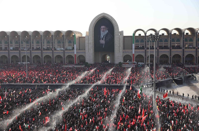 حشود كبيرة تصلي على خامنئي في طهران- (فيديو)
