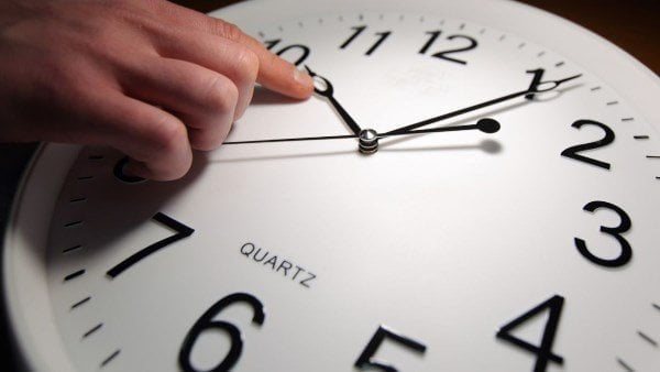 هل تتغير الساعة قبل العيد؟.. الموعد الرسمي لبدء التوقيت الصيفي 2026