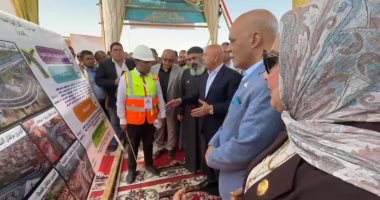وزير النقل لمهندس بقنا: "إحنا بنقول اللى عملناه فى الصعيد مش للتباهي"