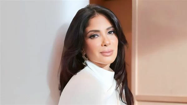 منى زكي تدخل عالم الإنتاج لأول مرة عبر «Alone»
