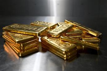 الذهب يهبط مع صعود النفط والدولار بفعل تجدد اشتباكات أمريكا وإيران