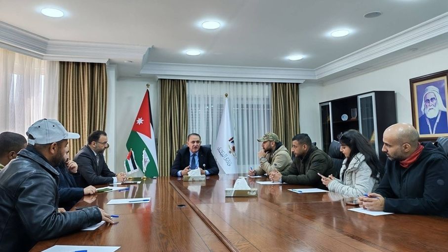 وزير البيئة يلتقي مجموعة من الناشطين البيئيين