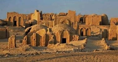 مقابر البجوات الأثرية نمط معمارى متفرد عالميا عمرها يقارب 2000 عام.. بناها الأقباط الهاربون من اضطهاد الرومان.. تحتوى على 263 مقبرة وبها مزار السلام وكنيسة الخروج وجدرانها تحكى قصص من كتاب العهد القدي