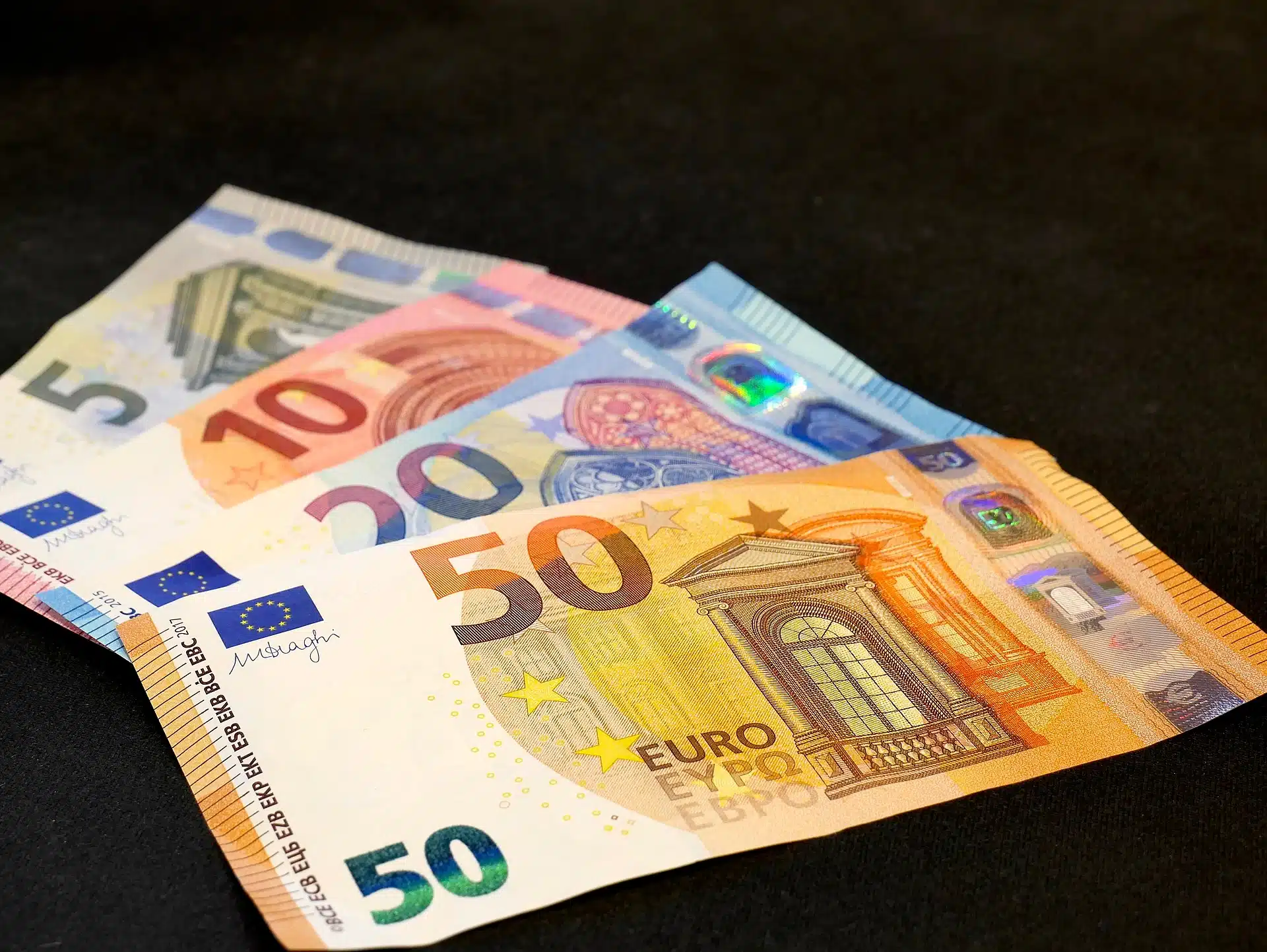 سعر اليورو والدولار في السوق السوداء اليوم بالجزائر