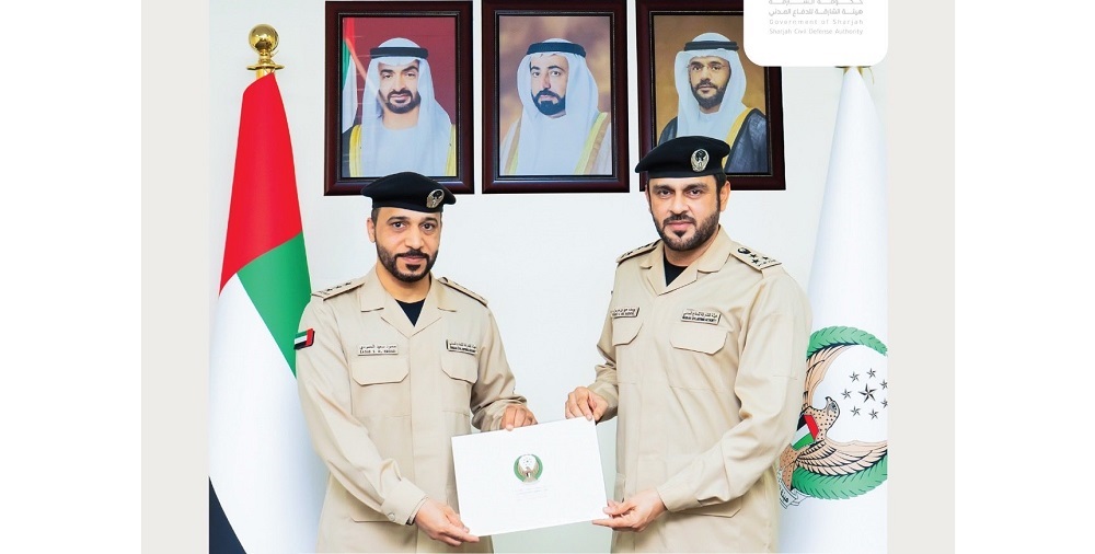 "الشارقة للدفاع المدني" تكرم أحد أبطالها لدوره في التعامل مع مركبة مشتعلة